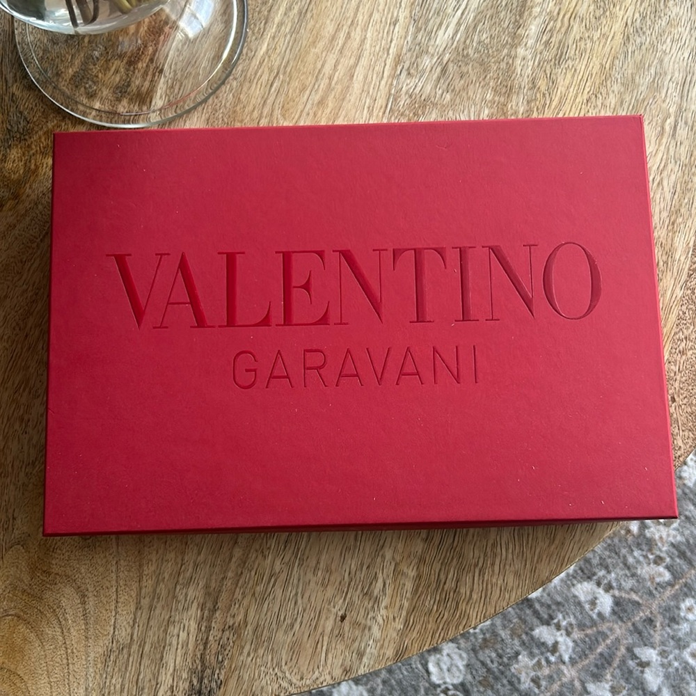 VALENTINO GARAVANI
Rockstud V-Flap Pouch Clutch Bag